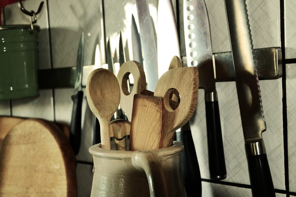 Herramientas de cocina como palas y cuchillos