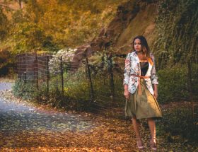 Mujer caminando por central park en otoño con falta olivo militar