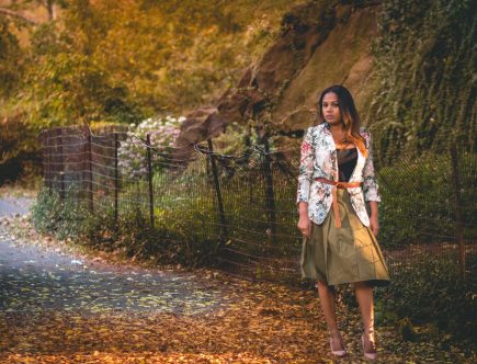 Mujer caminando por central park en otoño con falta olivo militar