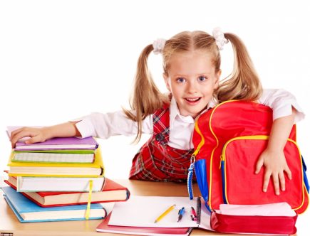 Libros, mochila y biblioteca