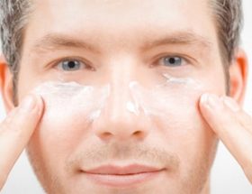 Hombre aplicando crema facial