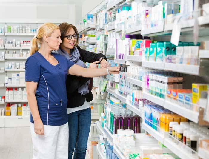 mujer comprando medicamentos en una farmacia