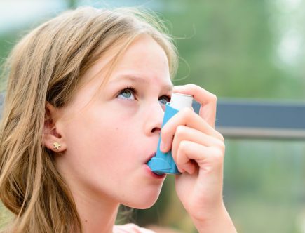 niña con su inhalador de asma