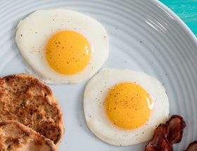 Plato de desayuno con dos huevos y tocino