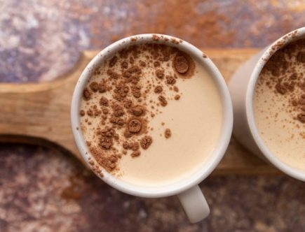 Taza de café con cacao en polvo
