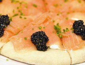 pizza con caviar