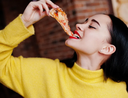 Mujer comiendo pizza