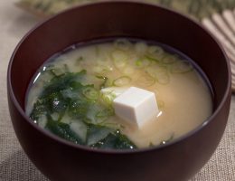 plato de sopa de miso