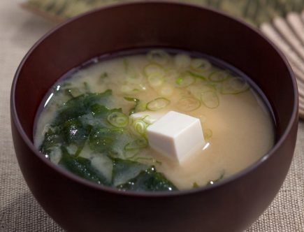 plato de sopa de miso