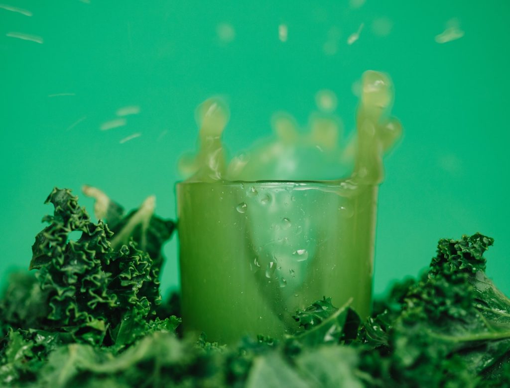 vaso con jugo verde