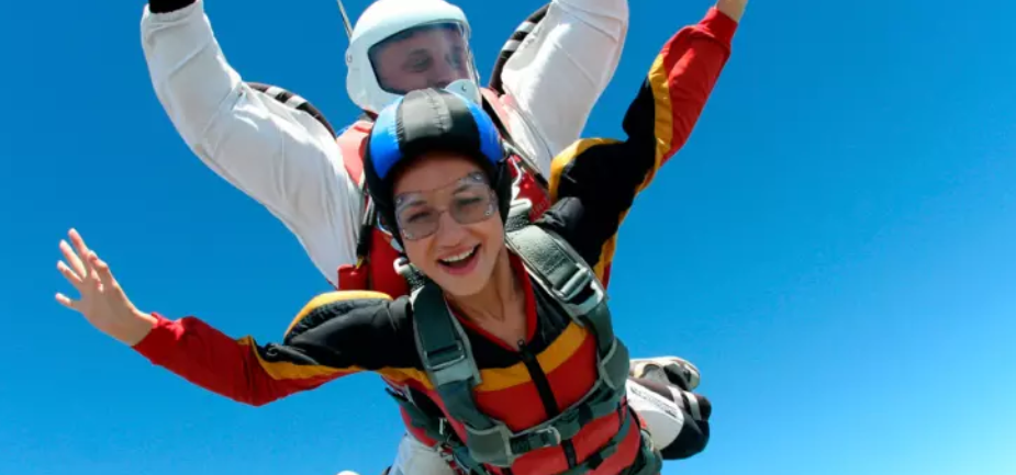 mujer en paracaídas