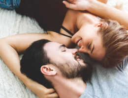 pareja acostada