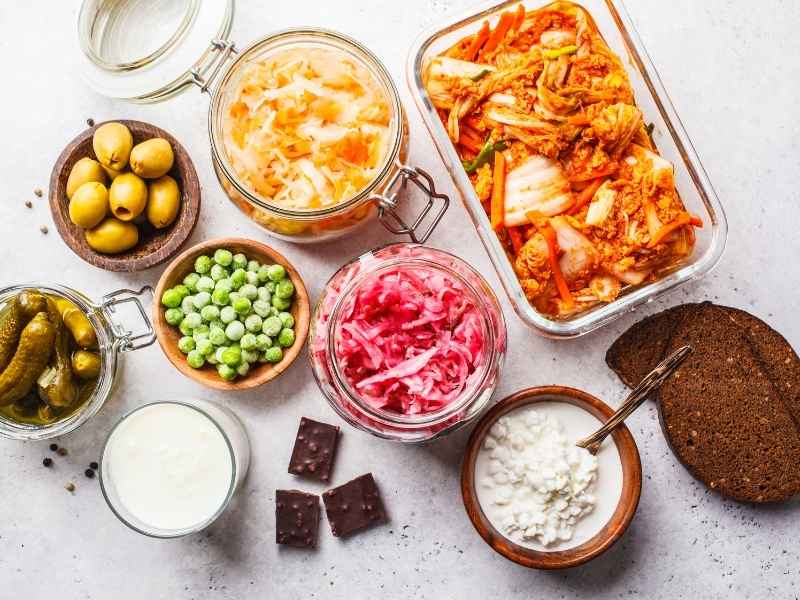 variedad de alimentos fermentados que apoyan el equilibrio intestinal y urinario