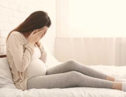 mujer embarazada llorando