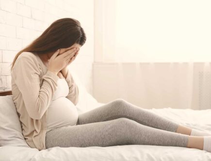 mujer embarazada llorando