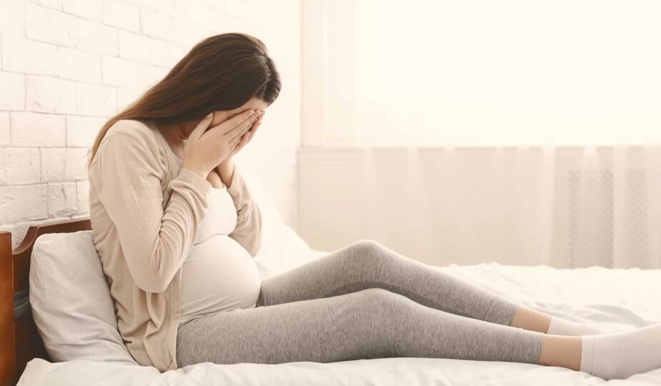 mujer embarazada llorando