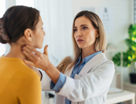 doctora revisando pacientes