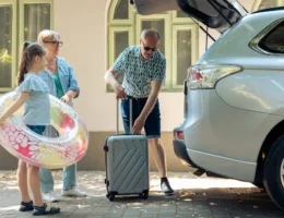 personas empacando sus maletas para viajar