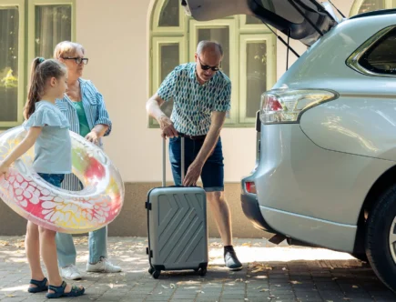 personas empacando sus maletas para viajar