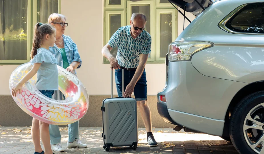 personas empacando sus maletas para viajar