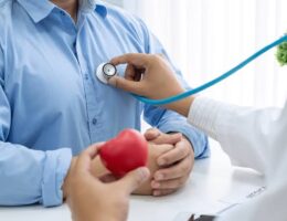 médico escuchando el corazón