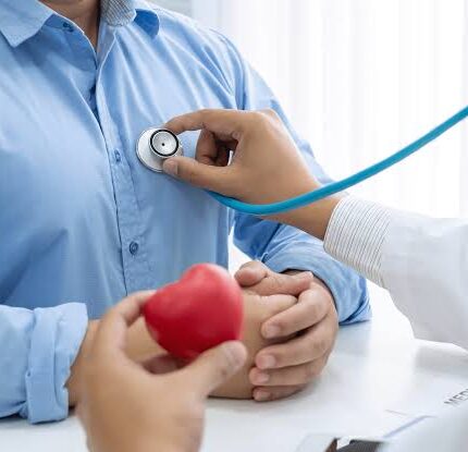 médico escuchando el corazón