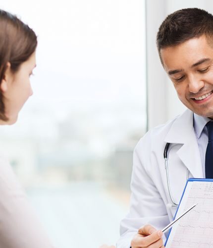 doctor en consultorio con paciente mujer