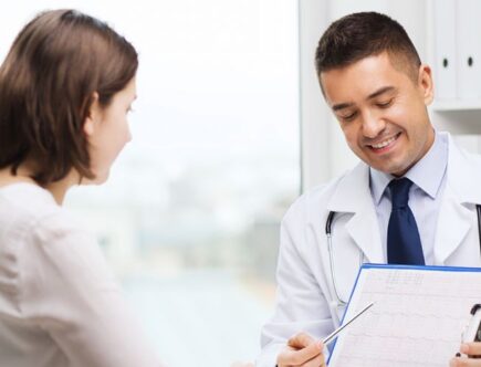 doctor en consultorio con paciente mujer