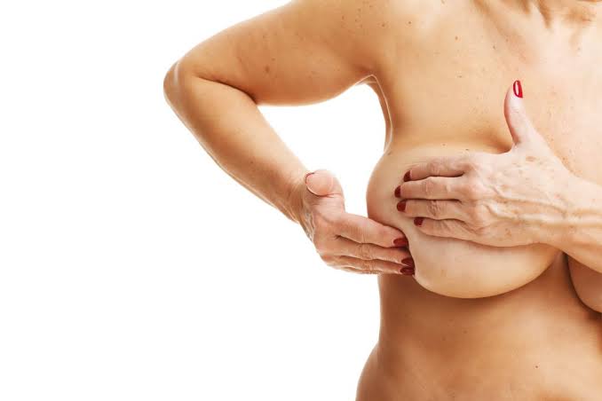 mujer autoexplorando seno