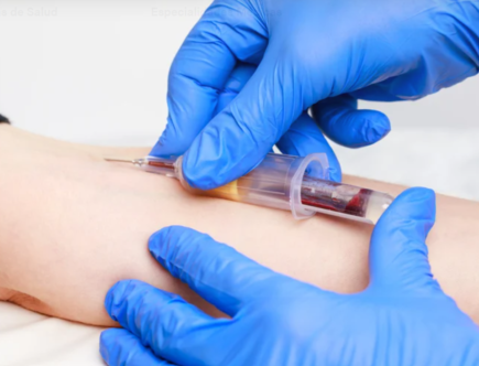 profesional de la salud realizando toma de sangre